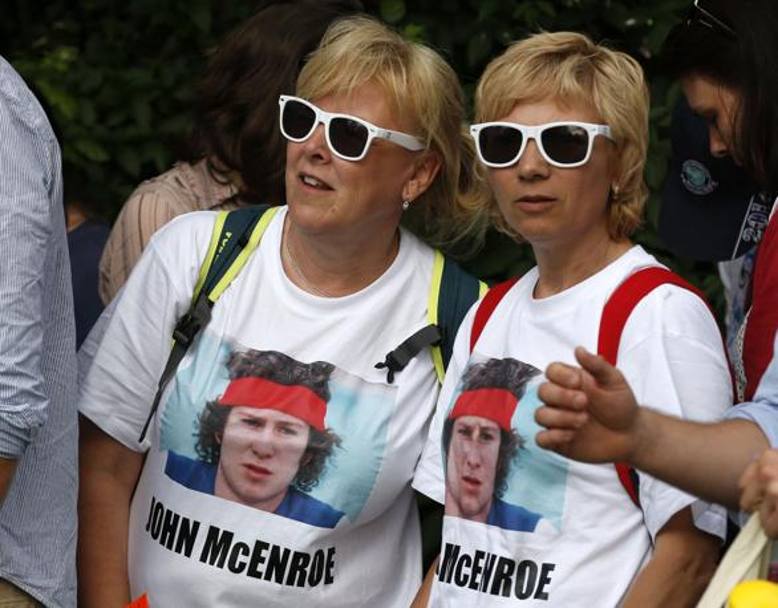 Gemelle nostalgiche? Due tifose, piuttosto simili, entrambe con una maglia raffigurante John McEnroe (tre vittorie a Wimbledon). Lapresse